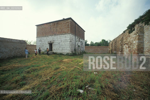 Caption: Caption: Nome:..ISOLA DEL LAZZARETTO NUOVO: POLVERIERA....Localizzazione:..VENEZIA / ISOLA DEL LAZZARETTO NUOVO / LAGUNA NORD..VENICE / THE ISLE OF LAZZARETTO NUOVO / THE NORTH LAGOON..Soggetto:..ISOLA DEL LAZZARETTO NUOVO / POLVERIERA..THE ISLE OF LAZZARETTO NUOVO / POWDER MAGAZINE..Cronologia:......Autore:.. ....Stile:......Editori Stampatori:......Committenza:......Materia e Tecnica:......Collocazione:......Note:..NEL XV SEC. DIVENTA LAZZARETTO PER LESPURGO DELLE MERCI E SUCCESSIVAMENTE DELLE PERSONE SOSPETTE DI CONTAGIO. DOPO LA PESTILENZA DEL XVI SEC. VIENE ABBANDONATA E NEL 1800 DIVENTA ZONA MILITARE ..THE ISLAND BECAME A QUARANTINE STATION IN XVth CENTURY, FIRST FOR GOODS AND LATER FOR INDIVIDUALS SUSPECTED OF BEING INFECTED. AFTER THE PLAGUES OF THE XVIth CENTURY, THE ISLAND WAS ABANDONED AND IT BECAME A MILITARY POST IN 1800 ..Riproduzione Fotografica:..Graziano Arici/Rosebud2 ...Copyright:..Graziano Arici / rosebud2/....Data:..1992....Costo:..A....Key:..ISOLE ABBANDONATE..UNINHABITED ISLANDS