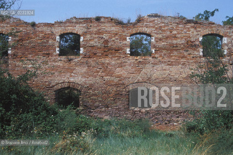 Caption: Nome:..ISOLA DI MADONNA DEL MONTE: RESTI DI UN EDIFICIO....Localizzazione:..VENEZIA / ISOLA DI MADONNA DEL MONTE / LAGUNA NORD..VENICE / THE ISLE OF MADONNA DEL MONTE  / THE NORTH LAGOON..Soggetto:..ISOLA DI MADONNA DEL MONTE / PARTICOLARE DI UN EDIFICIO CON FINESTRA..THE ISLE OF MADONNA DEL MONTE  / DETAIL OF A BUILDING WITH WINDOW     ..Cronologia:......Autore:.. ....Stile:......Editori Stampatori:......Committenza:......Materia e Tecnica:......Collocazione:......Note:..NEL1303 FU COSTRUITO UN CONVENTO / LISOLA VENNE TRASFORMATA IN POLVERIERA ALLINIZIO DEL XX° SECOLO..IN 1303 A CONVENT WAS BUILT  / THE ISLAND WAS CONVERTED INTO A POWDER MAGAZINE AT THE BEGINNING OF THE XXth CENTURY..Riproduzione Fotografica:..Graziano Arici/Rosebud2 ...Copyright:..Graziano Arici / rosebud2/....Data:..1993....Costo:..A....Key:..ISOLE ABBANDONATE..UNINHABITED ISLANDS