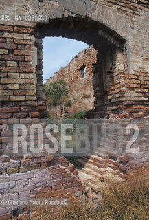 Caption: Nome:..ISOLA DI MADONNA DEL MONTE: RESTI DI UN EDIFICIO....Localizzazione:..VENEZIA / ISOLA DI MADONNA DEL MONTE / LAGUNA NORD..VENICE / THE ISLE OF MADONNA DEL MONTE  / THE NORTH LAGOON..Soggetto:..ISOLA DI MADONNA DEL MONTE / RESTI DI UN EDIFICIO ..THE ISLE OF MADONNA DEL MONTE  / REMAINS OF A BUILDING    ..Cronologia:......Autore:.. ....Stile:......Editori Stampatori:......Committenza:......Materia e Tecnica:......Collocazione:......Note:..NEL1303 FU COSTRUITO UN CONVENTO / LISOLA VENNE TRASFORMATA IN POLVERIERA ALLINIZIO DEL XX° SECOLO..IN 1303 A CONVENT WAS BUILT  / THE ISLAND WAS CONVERTED INTO A POWDER MAGAZINE AT THE BEGINNING OF THE XXth CENTURY..Riproduzione Fotografica:..Graziano Arici/Rosebud2 ...Copyright:..Graziano Arici / rosebud2/....Data:..1993....Costo:..A....Key:..ISOLE ABBANDONATE..UNINHABITED ISLANDS