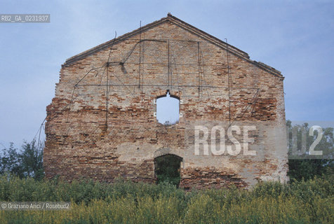 Caption: Nome:..ISOLA DI MADONNA DEL MONTE: RESTI DI UN EDIFICIO....Localizzazione:..VENEZIA / ISOLA DI MADONNA DEL MONTE / LAGUNA NORD..VENICE / THE ISLE OF MADONNA DEL MONTE  / THE NORTH LAGOON..Soggetto:..ISOLA DI MADONNA DEL MONTE / RESTI DI UN EDIFICIO ..THE ISLE OF MADONNA DEL MONTE  / REMAINS OF A BUILDING    ..Cronologia:......Autore:.. ....Stile:......Editori Stampatori:......Committenza:......Materia e Tecnica:......Collocazione:......Note:..NEL1303 FU COSTRUITO UN CONVENTO / LISOLA VENNE TRASFORMATA IN POLVERIERA ALLINIZIO DEL XX° SECOLO..IN 1303 A CONVENT WAS BUILT  / THE ISLAND WAS CONVERTED INTO A POWDER MAGAZINE AT THE BEGINNING OF THE XXth CENTURY..Riproduzione Fotografica:..Graziano Arici/Rosebud2 ...Copyright:..Graziano Arici / rosebud2/....Data:..1993....Costo:..A....Key:..ISOLE ABBANDONATE..UNINHABITED ISLANDS