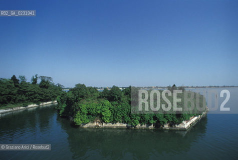 Caption: Nome:..ISOLA DI OTTAGONO VISTA DA POVEGLIA....Localizzazione:..VENEZIA / ISOLA DI POVEGLIA / LAGUNA SUD..VENICE / THE ISLE OF POVEGLIA  / THE SOUTH LAGOON..Soggetto:..ISOLA DI OTTAGONO VISTA DA POVEGLIA..OTTAGONO ISLE FROM POVEGLIA..Cronologia:......Autore:......Stile:......Editori Stampatori:.... ..Committenza:......Materia e Tecnica:......Collocazione:......Note:..DAL IX AL XIV SECOLO FU ABITATA DAGLI SCHIAVI E SERVITORI DEL DOGE / NEL XVIII SECOLO VENNE COSTRUITO UN LAZZARETTO, POI TRASFORMATO IN CONVALESCENZIARIO..FROM IXth TO XIVth CENTURY WAS  INHABITED BY THE SLAVES AND SERVANTS OF THE DOGE / IN XVIIth CENTURY  A LAZZARETTO WAS BUILT AND THIS WAS LATER CONVERTED INTO A CONVALESCENT HOME..Riproduzione Fotografica:..Graziano Arici/Rosebud2 ...Copyright:..Graziano Arici / rosebud2/....Data:..1993....Costo:..A....Key:..ISOLE ABBANDONATE..UNINHABITED ISLANDS