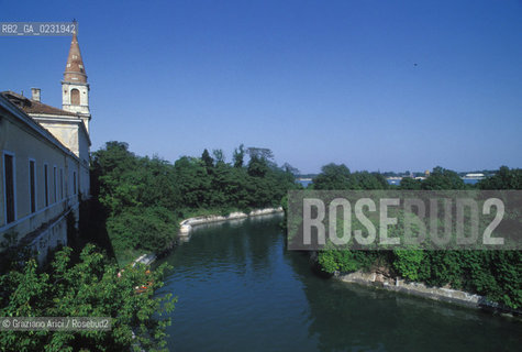 Caption: Nome:..ISOLA DI OTTAGONO VISTA DA POVEGLIA....Localizzazione:..VENEZIA / ISOLA DI POVEGLIA / LAGUNA SUD..VENICE / THE ISLE OF POVEGLIA  / THE SOUTH LAGOON..Soggetto:..ISOLA DI OTTAGONO VISTA DA POVEGLIA..OTTAGONO ISLE FROM POVEGLIA..Cronologia:......Autore:......Stile:......Editori Stampatori:.... ..Committenza:......Materia e Tecnica:......Collocazione:......Note:..DAL IX AL XIV SECOLO FU ABITATA DAGLI SCHIAVI E SERVITORI DEL DOGE / NEL XVIII SECOLO VENNE COSTRUITO UN LAZZARETTO, POI TRASFORMATO IN CONVALESCENZIARIO..FROM IXth TO XIVth CENTURY WAS  INHABITED BY THE SLAVES AND SERVANTS OF THE DOGE / IN XVIIth CENTURY  A LAZZARETTO WAS BUILT AND THIS WAS LATER CONVERTED INTO A CONVALESCENT HOME..Riproduzione Fotografica:..Graziano Arici/Rosebud2 ...Copyright:..Graziano Arici / rosebud2/....Data:..1993....Costo:..A....Key:..ISOLE ABBANDONATE..UNINHABITED ISLANDS