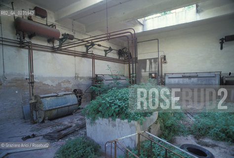 Caption: Nome:..ISOLA DI POVEGLIA: LAVANDERIA DELLA CASA DI RIPOSO....Localizzazione:..VENEZIA / ISOLA DI POVEGLIA / LAGUNA SUD..VENICE / THE ISLE OF POVEGLIA  / THE SOUTH LAGOON..Soggetto:..ISOLA DI POVEGLIA / LAVANDERIA DELLA CASA DI RIPOSO..THE ISLE OF POVEGLIA / REST HOMES LAUNDRY..Cronologia:......Autore:......Stile:......Editori Stampatori:.... ..Committenza:......Materia e Tecnica:......Collocazione:......Note:..DAL IX AL XIV SECOLO FU ABITATA DAGLI SCHIAVI E SERVITORI DEL DOGE / NEL XVIII SECOLO VENNE COSTRUITO UN LAZZARETTO, POI TRASFORMATO IN CONVALESCENZIARIO..FROM IXth TO XIVth CENTURY WAS  INHABITED BY THE SLAVES AND SERVANTS OF THE DOGE / IN XVIIth CENTURY  A LAZZARETTO WAS BUILT AND THIS WAS LATER CONVERTED INTO A CONVALESCENT HOME..Riproduzione Fotografica:..Graziano Arici/Rosebud2 ...Copyright:..Graziano Arici / rosebud2/....Data:..1993....Costo:..A....Key:..ISOLE ABBANDONATE..UNINHABITED ISLANDS