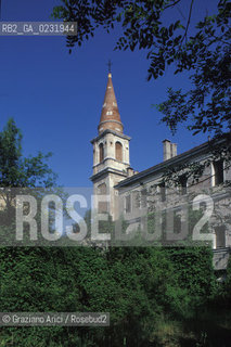 Caption: Nome:..ISOLA DI POVEGLIA: CASA DI RIPOSO....Localizzazione:..VENEZIA / ISOLA DI POVEGLIA / LAGUNA SUD..VENICE / THE ISLE OF POVEGLIA  / THE SOUTH LAGOON..Soggetto:..ISOLA DI POVEGLIA / CASA DI RIPOSO E CAMPANILE DELLA CHIESA DI SAN VITALE..THE ISLE OF POVEGLIA / REST HOME AND SAN VITALES CHURCH BELL TOWER..Cronologia:......Autore:......Stile:......Editori Stampatori:.... ..Committenza:......Materia e Tecnica:......Collocazione:......Note:..DAL IX AL XIV SECOLO FU ABITATA DAGLI SCHIAVI E SERVITORI DEL DOGE / NEL XVIII SECOLO VENNE COSTRUITO UN LAZZARETTO, POI TRASFORMATO IN CONVALESCENZIARIO..FROM IXth TO XIVth CENTURY WAS  INHABITED BY THE SLAVES AND SERVANTS OF THE DOGE / IN XVIIth CENTURY  A LAZZARETTO WAS BUILT AND THIS WAS LATER CONVERTED INTO A CONVALESCENT HOME..Riproduzione Fotografica:..Graziano Arici/Rosebud2 ...Copyright:..Graziano Arici / rosebud2/....Data:..1993....Costo:..A....Key:..ISOLE ABBANDONATE / CHIESA..UNINHABITED ISLANDS / CHURCH