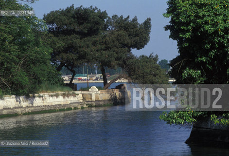 Caption: Nome:..ISOLA DI POVEGLIA: CANALE DI POVEGLIA....Localizzazione:..VENEZIA / ISOLA DI POVEGLIA / LAGUNA SUD..VENICE / THE ISLE OF POVEGLIA  / THE SOUTH LAGOON..Soggetto:..ISOLA DI POVEGLIA / CANALE DI POVEGLIA..THE ISLE OF POVEGLIA / POVEGLIAS CANAL..Cronologia:......Autore:......Stile:......Editori Stampatori:.... ..Committenza:......Materia e Tecnica:......Collocazione:......Note:..DAL IX AL XIV SECOLO FU ABITATA DAGLI SCHIAVI E SERVITORI DEL DOGE / NEL XVIII SECOLO VENNE COSTRUITO UN LAZZARETTO, POI TRASFORMATO IN CONVALESCENZIARIO..FROM IXth TO XIVth CENTURY WAS  INHABITED BY THE SLAVES AND SERVANTS OF THE DOGE / IN XVIIth CENTURY  A LAZZARETTO WAS BUILT AND THIS WAS LATER CONVERTED INTO A CONVALESCENT HOME..Riproduzione Fotografica:..Graziano Arici/Rosebud2 ...Copyright:..Graziano Arici / rosebud2/....Data:..1993....Costo:..A....Key:..ISOLE ABBANDONATE..UNINHABITED ISLANDS