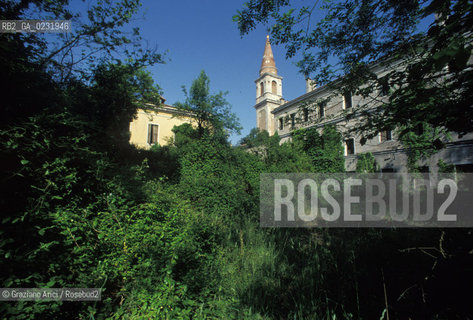 Caption: Nome:..ISOLA DI POVEGLIA: CASA DI RIPOSO....Localizzazione:..VENEZIA / ISOLA DI POVEGLIA / LAGUNA SUD..VENICE / THE ISLE OF POVEGLIA  / THE SOUTH LAGOON..Soggetto:..ISOLA DI POVEGLIA / CASA DI RIPOSO E CAMPANILE DELLA CHIESA DI SAN VITALE..THE ISLE OF POVEGLIA / REST HOME AND SAN VITALES CHURCH BELL TOWER..Cronologia:......Autore:......Stile:......Editori Stampatori:.... ..Committenza:......Materia e Tecnica:......Collocazione:......Note:..DAL IX AL XIV SECOLO FU ABITATA DAGLI SCHIAVI E SERVITORI DEL DOGE / NEL XVIII SECOLO VENNE COSTRUITO UN LAZZARETTO, POI TRASFORMATO IN CONVALESCENZIARIO..FROM IXth TO XIVth CENTURY WAS  INHABITED BY THE SLAVES AND SERVANTS OF THE DOGE / IN XVIIth CENTURY  A LAZZARETTO WAS BUILT AND THIS WAS LATER CONVERTED INTO A CONVALESCENT HOME..Riproduzione Fotografica:..Graziano Arici/Rosebud2 ...Copyright:..Graziano Arici / rosebud2/....Data:..1993....Costo:..A....Key:..ISOLE ABBANDONATE / CHIESA..UNINHABITED ISLANDS / CHURCH