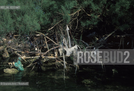Caption: Nome:..ISOLA DI POVEGLIA....Localizzazione:..VENEZIA / ISOLA DI POVEGLIA / LAGUNA SUD..VENICE / THE ISLE OF POVEGLIA  / THE SOUTH LAGOON..Soggetto:..ISOLA DI POVEGLIA..THE ISLE OF POVEGLIA..Cronologia:......Autore:......Stile:......Editori Stampatori:.... ..Committenza:......Materia e Tecnica:......Collocazione:......Note:..DAL IX AL XIV SECOLO FU ABITATA DAGLI SCHIAVI E SERVITORI DEL DOGE / NEL XVIII SECOLO VENNE COSTRUITO UN LAZZARETTO, POI TRASFORMATO IN CONVALESCENZIARIO..FROM IXth TO XIVth CENTURY WAS  INHABITED BY THE SLAVES AND SERVANTS OF THE DOGE / IN XVIIth CENTURY  A LAZZARETTO WAS BUILT AND THIS WAS LATER CONVERTED INTO A CONVALESCENT HOME..Riproduzione Fotografica:..Graziano Arici/Rosebud2 ...Copyright:..Graziano Arici / rosebud2/....Data:..1993....Costo:..A....Key:..ISOLE ABBANDONATE..UNINHABITED ISLANDS