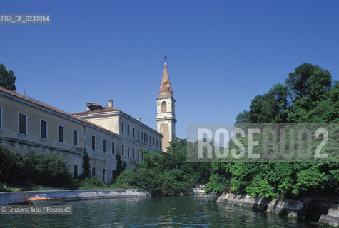 Caption: Nome:..ISOLA DI POVEGLIA: CASA DI RIPOSO....Localizzazione:..VENEZIA / ISOLA DI POVEGLIA / LAGUNA SUD..VENICE / THE ISLE OF POVEGLIA  / THE SOUTH LAGOON..Soggetto:..ISOLA DI POVEGLIA / CASA DI RIPOSO E CAMPANILE DELLA CHIESA DI SAN VITALE..THE ISLE OF POVEGLIA / REST HOME AND SAN VITALES CHURCH BELL TOWER..Cronologia:......Autore:......Stile:......Editori Stampatori:.... ..Committenza:......Materia e Tecnica:......Collocazione:......Note:..DAL IX AL XIV SECOLO FU ABITATA DAGLI SCHIAVI E SERVITORI DEL DOGE / NEL XVIII SECOLO VENNE COSTRUITO UN LAZZARETTO, POI TRASFORMATO IN CONVALESCENZIARIO..FROM IXth TO XIVth CENTURY WAS  INHABITED BY THE SLAVES AND SERVANTS OF THE DOGE / IN XVIIth CENTURY  A LAZZARETTO WAS BUILT AND THIS WAS LATER CONVERTED INTO A CONVALESCENT HOME..Riproduzione Fotografica:..Graziano Arici/Rosebud2 ...Copyright:..Graziano Arici / rosebud2/....Data:..1993....Costo:..A....Key:..ISOLE ABBANDONATE..UNINHABITED ISLANDSCaption: Nome:..ISOLA DI POVEGLIA: CASA DI RIPOSO....Localizzazione:..VENEZIA / ISOLA DI POVEGLIA / LAGUNA SUD..VENICE / THE ISLE OF POVEGLIA  / THE SOUTH LAGOON..Soggetto:..ISOLA DI POVEGLIA / CASA DI RIPOSO E CAMPANILE DELLA CHIESA DI SAN VITALE..THE ISLE OF POVEGLIA / REST HOME AND SAN VITALES CHURCH BELL TOWER..Cronologia:......Autore:......Stile:......Editori Stampatori:.... ..Committenza:......Materia e Tecnica:......Collocazione:......Note:..DAL IX AL XIV SECOLO FU ABITATA DAGLI SCHIAVI E SERVITORI DEL DOGE / NEL XVIII SECOLO VENNE COSTRUITO UN LAZZARETTO, POI TRASFORMATO IN CONVALESCENZIARIO..FROM IXth TO XIVth CENTURY WAS  INHABITED BY THE SLAVES AND SERVANTS OF THE DOGE / IN XVIIth CENTURY  A LAZZARETTO WAS BUILT AND THIS WAS LATER CONVERTED INTO A CONVALESCENT HOME..Riproduzione Fotografica:..Graziano Arici/Rosebud2 ...Copyright:..Graziano Arici / rosebud2/....Data:..1993....Costo:..A....Key:..ISOLE ABBANDONATE..UNINHABITED ISLANDS