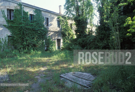 Caption: Nome:..ISOLA DI POVEGLIA....Localizzazione:..VENEZIA / ISOLA DI POVEGLIA / LAGUNA SUD..VENICE / THE ISLE OF POVEGLIA  / THE SOUTH LAGOON..Soggetto:..ISOLA DI POVEGLIA / RESTI DI POZZO..THE ISLE OF POVEGLIA / REMAINS OF A WELL..Cronologia:......Autore:......Stile:..RINASCIMENTALE ..RENAISSANCE..Editori Stampatori:.... ..Committenza:......Materia e Tecnica:......Collocazione:......Note:..DAL IX AL XIV SECOLO FU ABITATA DAGLI SCHIAVI E SERVITORI DEL DOGE / NEL XVIII SECOLO VENNE COSTRUITO UN LAZZARETTO, POI TRASFORMATO IN CONVALESCENZIARIO..FROM IXth TO XIVth CENTURY WAS  INHABITED BY THE SLAVES AND SERVANTS OF THE DOGE / IN XVIIth CENTURY  A LAZZARETTO WAS BUILT AND THIS WAS LATER CONVERTED INTO A CONVALESCENT HOME..Riproduzione Fotografica:..Graziano Arici/Rosebud2 ...Copyright:..Graziano Arici / rosebud2/....Data:..1993....Costo:..A....Key:..ISOLE ABBANDONATE..UNINHABITED ISLANDS