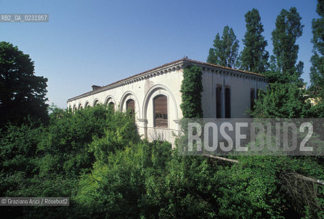 Caption: Nome:..ISOLA DI POVEGLIA: CASA DI RIPOSO....Localizzazione:..VENEZIA / ISOLA DI POVEGLIA / LAGUNA SUD..VENICE / THE ISLE OF POVEGLIA  / THE SOUTH LAGOON..Soggetto:..ISOLA DI POVEGLIA / CASA DI RIPOSO..Cronologia:......Autore:......Stile:......Editori Stampatori:.... ..Committenza:......Materia e Tecnica:......Collocazione:......Note:..DAL IX AL XIV SECOLO FU ABITATA DAGLI SCHIAVI E SERVITORI DEL DOGE / NEL XVIII SECOLO VENNE COSTRUITO UN LAZZARETTO, POI TRASFORMATO IN CONVALESCENZIARIO..FROM IXth TO XIVth CENTURY WAS  INHABITED BY THE SLAVES AND SERVANTS OF THE DOGE / IN XVIIth CENTURY  A LAZZARETTO WAS BUILT AND THIS WAS LATER CONVERTED INTO A CONVALESCENT HOME..Riproduzione Fotografica:..Graziano Arici/Rosebud2 ...Copyright:..Graziano Arici / rosebud2/....Data:..1993....Costo:..A....Key:..ISOLE ABBANDONATE..UNINHABITED ISLANDS