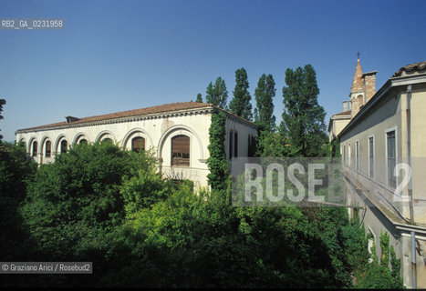 Caption: Nome:..ISOLA DI POVEGLIA: CASA DI RIPOSO....Localizzazione:..VENEZIA / ISOLA DI POVEGLIA / LAGUNA SUD..VENICE / THE ISLE OF POVEGLIA  / THE SOUTH LAGOON..Soggetto:..ISOLA DI POVEGLIA / CASA DI RIPOSO E CAMPANILE DELLA CHIESA DI SAN VITALE..THE ISLE OF POVEGLIA / REST HOME AND SAN VITALES CHURCH BELL TOWER..Cronologia:......Autore:......Stile:......Editori Stampatori:.... ..Committenza:......Materia e Tecnica:......Collocazione:......Note:..DAL IX AL XIV SECOLO FU ABITATA DAGLI SCHIAVI E SERVITORI DEL DOGE / NEL XVIII SECOLO VENNE COSTRUITO UN LAZZARETTO, POI TRASFORMATO IN CONVALESCENZIARIO..FROM IXth TO XIVth CENTURY WAS  INHABITED BY THE SLAVES AND SERVANTS OF THE DOGE / IN XVIIth CENTURY  A LAZZARETTO WAS BUILT AND THIS WAS LATER CONVERTED INTO A CONVALESCENT HOME..Riproduzione Fotografica:..Graziano Arici/Rosebud2 ...Copyright:..Graziano Arici / rosebud2/....Data:..1993....Costo:..A....Key:..ISOLE ABBANDONATE..UNINHABITED ISLANDS