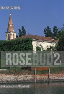 Caption: Nome:..ISOLA DI POVEGLIA: CASA DI RIPOSO....Localizzazione:..VENEZIA / ISOLA DI POVEGLIA / LAGUNA SUD..VENICE / THE ISLE OF POVEGLIA  / THE SOUTH LAGOON..Soggetto:..ISOLA DI POVEGLIA / CASA DI RIPOSO E CAMPANILE DELLA CHIESA DI SAN VITALE..THE ISLE OF POVEGLIA / REST HOME AND SAN VITALES CHURCH BELL TOWER..Cronologia:......Autore:......Stile:......Editori Stampatori:.... ..Committenza:......Materia e Tecnica:......Collocazione:......Note:..DAL IX AL XIV SECOLO FU ABITATA DAGLI SCHIAVI E SERVITORI DEL DOGE / NEL XVIII SECOLO VENNE COSTRUITO UN LAZZARETTO, POI TRASFORMATO IN CONVALESCENZIARIO..FROM IXth TO XIVth CENTURY WAS  INHABITED BY THE SLAVES AND SERVANTS OF THE DOGE / IN XVIIth CENTURY  A LAZZARETTO WAS BUILT AND THIS WAS LATER CONVERTED INTO A CONVALESCENT HOME..Riproduzione Fotografica:..Graziano Arici/Rosebud2 ...Copyright:..Graziano Arici / rosebud2/....Data:..1993....Costo:..A....Key:..ISOLE ABBANDONATE..UNINHABITED ISLANDS