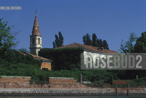 Caption: Nome:..ISOLA DI POVEGLIA: CASA DI RIPOSO....Localizzazione:..VENEZIA / ISOLA DI POVEGLIA / LAGUNA SUD..VENICE / THE ISLE OF POVEGLIA  / THE SOUTH LAGOON..Soggetto:..ISOLA DI POVEGLIA / CASA DI RIPOSO E CAMPANILE DELLA CHIESA DI SAN VITALE..THE ISLE OF POVEGLIA / REST HOME AND SAN VITALES CHURCH BELL TOWER..Cronologia:......Autore:......Stile:......Editori Stampatori:.... ..Committenza:......Materia e Tecnica:......Collocazione:......Note:..DAL IX AL XIV SECOLO FU ABITATA DAGLI SCHIAVI E SERVITORI DEL DOGE / NEL XVIII SECOLO VENNE COSTRUITO UN LAZZARETTO, POI TRASFORMATO IN CONVALESCENZIARIO..FROM IXth TO XIVth CENTURY WAS  INHABITED BY THE SLAVES AND SERVANTS OF THE DOGE / IN XVIIth CENTURY  A LAZZARETTO WAS BUILT AND THIS WAS LATER CONVERTED INTO A CONVALESCENT HOME..Riproduzione Fotografica:..Graziano Arici/Rosebud2 ...Copyright:..Graziano Arici / rosebud2/....Data:..1993....Costo:..A....Key:..ISOLE ABBANDONATE..UNINHABITED ISLANDS