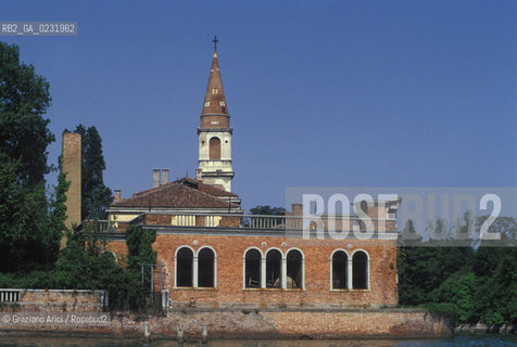 Caption: Nome:..ISOLA DI POVEGLIA: CASA DI RIPOSO....Localizzazione:..VENEZIA / ISOLA DI POVEGLIA / LAGUNA SUD..VENICE / THE ISLE OF POVEGLIA  / THE SOUTH LAGOON..Soggetto:..ISOLA DI POVEGLIA / CASA DI RIPOSO E CAMPANILE DELLA CHIESA DI SAN VITALE..THE ISLE OF POVEGLIA / REST HOME AND SAN VITALES CHURCH BELL TOWER..Cronologia:......Autore:......Stile:......Editori Stampatori:.... ..Committenza:......Materia e Tecnica:......Collocazione:......Note:..DAL IX AL XIV SECOLO FU ABITATA DAGLI SCHIAVI E SERVITORI DEL DOGE / NEL XVIII SECOLO VENNE COSTRUITO UN LAZZARETTO, POI TRASFORMATO IN CONVALESCENZIARIO..FROM IXth TO XIVth CENTURY WAS  INHABITED BY THE SLAVES AND SERVANTS OF THE DOGE / IN XVIIth CENTURY  A LAZZARETTO WAS BUILT AND THIS WAS LATER CONVERTED INTO A CONVALESCENT HOME..Riproduzione Fotografica:..Graziano Arici/Rosebud2 ...Copyright:..Graziano Arici / rosebud2/....Data:..1993....Costo:..A....Key:..ISOLE ABBANDONATE..UNINHABITED ISLANDS