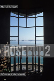 Caption: Nome:..ISOLA DI POVEGLIA: LA LAGUNA VISTA DALLA CASA DI RIPOSO....Localizzazione:..VENEZIA / ISOLA DI POVEGLIA / LAGUNA SUD..VENICE / THE ISLE OF POVEGLIA  / THE SOUTH LAGOON..Soggetto:..ISOLA DI POVEGLIA / LA LAGUNA VISTA DALLA CASA DI RIPOSO FINESTRA..THE ISLE OF POVEGLIA / THE LAGOON FROM THE REST HOME..Cronologia:......Autore:......Stile:......Editori Stampatori:.... ..Committenza:......Materia e Tecnica:......Collocazione:......Note:..DAL IX AL XIV SECOLO FU ABITATA DAGLI SCHIAVI E SERVITORI DEL DOGE / NEL XVIII SECOLO VENNE COSTRUITO UN LAZZARETTO, POI TRASFORMATO IN CONVALESCENZIARIO..FROM IXth TO XIVth CENTURY WAS  INHABITED BY THE SLAVES AND SERVANTS OF THE DOGE / IN XVIIth CENTURY  A LAZZARETTO WAS BUILT AND THIS WAS LATER CONVERTED INTO A CONVALESCENT HOME..Riproduzione Fotografica:..Graziano Arici/Rosebud2 ...Copyright:..Graziano Arici / rosebud2/....Data:..1993....Costo:..A....Key:..ISOLE ABBANDONATE..UNINHABITED ISLANDS