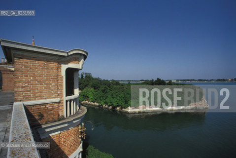 Caption: Nome:..ISOLA DI OTTAGONO VISTA DA POVEGLIA....Localizzazione:..VENEZIA / ISOLA DI POVEGLIA / LAGUNA SUD..VENICE / THE ISLE OF POVEGLIA  / THE SOUTH LAGOON..Soggetto:..ISOLA DI OTTAGONO VISTA DA POVEGLIA..OTTAGONO ISLE FROM POVEGLIA..Cronologia:......Autore:......Stile:......Editori Stampatori:.... ..Committenza:......Materia e Tecnica:......Collocazione:......Note:..DAL IX AL XIV SECOLO FU ABITATA DAGLI SCHIAVI E SERVITORI DEL DOGE / NEL XVIII SECOLO VENNE COSTRUITO UN LAZZARETTO, POI TRASFORMATO IN CONVALESCENZIARIO..FROM IXth TO XIVth CENTURY WAS  INHABITED BY THE SLAVES AND SERVANTS OF THE DOGE / IN XVIIth CENTURY  A LAZZARETTO WAS BUILT AND THIS WAS LATER CONVERTED INTO A CONVALESCENT HOME..Riproduzione Fotografica:..Graziano Arici/Rosebud2 ...Copyright:..Graziano Arici / rosebud2/....Data:..1993....Costo:..A....Key:..ISOLE ABBANDONATE..UNINHABITED ISLANDS