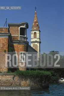 Caption: Nome:..ISOLA DI POVEGLIA: CASA DI RIPOSO....Localizzazione:..VENEZIA / ISOLA DI POVEGLIA / LAGUNA SUD..VENICE / THE ISLE OF POVEGLIA  / THE SOUTH LAGOON..Soggetto:..ISOLA DI POVEGLIA / CASA DI RIPOSO E CAMPANILE DELLA CHIESA DI SAN VITALE..THE ISLE OF POVEGLIA / REST HOME AND SAN VITALES CHURCH BELL TOWER..Cronologia:......Autore:......Stile:......Editori Stampatori:.... ..Committenza:......Materia e Tecnica:......Collocazione:......Note:..DAL IX AL XIV SECOLO FU ABITATA DAGLI SCHIAVI E SERVITORI DEL DOGE / NEL XVIII SECOLO VENNE COSTRUITO UN LAZZARETTO, POI TRASFORMATO IN CONVALESCENZIARIO..FROM IXth TO XIVth CENTURY WAS  INHABITED BY THE SLAVES AND SERVANTS OF THE DOGE / IN XVIIth CENTURY  A LAZZARETTO WAS BUILT AND THIS WAS LATER CONVERTED INTO A CONVALESCENT HOME..Riproduzione Fotografica:..Graziano Arici/Rosebud2 ...Copyright:..Graziano Arici / rosebud2/....Data:..1993....Costo:..A....Key:..ISOLE ABBANDONATE / CHIESA..UNINHABITED ISLANDS / CHURCH