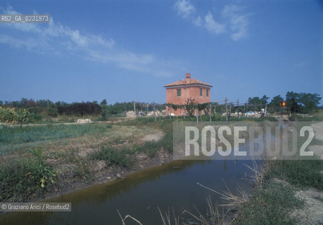 Caption: Nome:..ISOLA LA SALINA....Localizzazione:..VENEZIA / ISOLA LA SALINA / LAGUNA NORD..VENICE / THE ISLE OF LA SALINA / THE NORTH LAGOON..Soggetto:..ISOLA LA SALINA / UN EDIFICIO..ISLE OF LA SALINA / A BUILDING ..Cronologia:......Autore:......Stile:......Editori Stampatori:......Committenza:......Materia e Tecnica:......Collocazione:......Note:..DALLA FINE DEL XII° SECOLO FINO AL 1923 LISOLA FU USATA COME SALINA / LEDIFICIO PIU GRANDE VENIVA USATO COME MAGAZZINO PER IL SALE..FROM THE END OF XIIth CENTURY UNTIL 1923 THE ISLE WAS USED AS  SALT-WORKS /  THE BIGGEST BUILDING WAS USED AS SALT STORE..Riproduzione Fotografica:..Graziano Arici/Rosebud2 ...Copyright:..Graziano Arici / rosebud2/....Data:..1993....Costo:..A....Key:..ISOLE ABBANDONATE..UNINHABITED ISLANDS