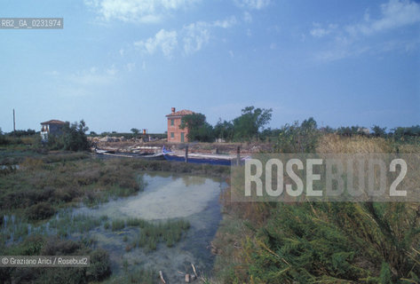 Caption: Nome:..ISOLA LA SALINA....Localizzazione:..VENEZIA / ISOLA LA SALINA / LAGUNA NORD..VENICE / THE ISLE OF LA SALINA / THE NORTH LAGOON..Soggetto:..ISOLA LA SALINA / UN EDIFICIO..ISLE OF LA SALINA / A BUILDING ..Cronologia:......Autore:......Stile:......Editori Stampatori:......Committenza:......Materia e Tecnica:......Collocazione:......Note:..DALLA FINE DEL XII° SECOLO FINO AL 1923 LISOLA FU USATA COME SALINA / LEDIFICIO PIU GRANDE VENIVA USATO COME MAGAZZINO PER IL SALE..FROM THE END OF XIIth CENTURY UNTIL 1923 THE ISLE WAS USED AS  SALT-WORKS /  THE BIGGEST BUILDING WAS USED AS SALT STORE..Riproduzione Fotografica:..Graziano Arici/Rosebud2 ...Copyright:..Graziano Arici / rosebud2/....Data:..1993....Costo:..A....Key:..ISOLE ABBANDONATE..UNINHABITED ISLANDS