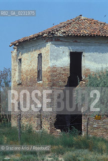 Caption: Nome:..ISOLA LA SALINA....Localizzazione:..VENEZIA / ISOLA LA SALINA / LAGUNA NORD..VENICE / THE ISLE OF LA SALINA / THE NORTH LAGOON..Soggetto:..ISOLA LA SALINA / UN EDIFICIO..ISLE OF LA SALINA / A BUILDING ..Cronologia:......Autore:......Stile:......Editori Stampatori:......Committenza:......Materia e Tecnica:......Collocazione:......Note:..DALLA FINE DEL XII° SECOLO FINO AL 1923 LISOLA FU USATA COME SALINA / LEDIFICIO PIU GRANDE VENIVA USATO COME MAGAZZINO PER IL SALE..FROM THE END OF XIIth CENTURY UNTIL 1923 THE ISLE WAS USED AS  SALT-WORKS /  THE BIGGEST BUILDING WAS USED AS SALT STORE..Riproduzione Fotografica:..Graziano Arici/Rosebud2 ...Copyright:..Graziano Arici / rosebud2/....Data:..1993....Costo:..A....Key:..ISOLE ABBANDONATE..UNINHABITED ISLANDS