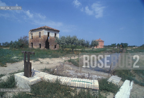 Caption: Nome:..ISOLA LA SALINA....Localizzazione:..VENEZIA / ISOLA LA SALINA / LAGUNA NORD..VENICE / THE ISLE OF LA SALINA / THE NORTH LAGOON..Soggetto:..ISOLA LA SALINA / UN EDIFICIO..ISLE OF LA SALINA / A BUILDING ..Cronologia:......Autore:......Stile:......Editori Stampatori:......Committenza:......Materia e Tecnica:......Collocazione:......Note:..DALLA FINE DEL XII° SECOLO FINO AL 1923 LISOLA FU USATA COME SALINA / LEDIFICIO PIU GRANDE VENIVA USATO COME MAGAZZINO PER IL SALE..FROM THE END OF XIIth CENTURY UNTIL 1923 THE ISLE WAS USED AS  SALT-WORKS /  THE BIGGEST BUILDING WAS USED AS SALT STORE..Riproduzione Fotografica:..Graziano Arici/Rosebud2 ...Copyright:..Graziano Arici / rosebud2/....Data:..1993....Costo:..A....Key:..ISOLE ABBANDONATE..UNINHABITED ISLANDS