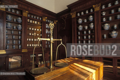 Caption: Nome:..ISOLA DI SAN SERVOLO: VECCHIA FARMACIA....Localizzazione:..VENEZIA / ISOLA DI SAN SERVOLO / LAGUNA SUD..VENICE / THE ISLE OF SAN SERVOLO / THE SOUTH  LAGOON..Soggetto:..ISOLA DI SAN SERVOLO / VECCHIA FARMACIA / BILANCIA..THE ISLE OF SAN SERVOLO / THE OLD CHEMISTS SHOP / BALANCE..Cronologia:..SEC. XVIII ..XVIIIth CENTURY ..Autore:......Stile:......Editori Stampatori:......Committenza:......Materia e Tecnica:......Collocazione:......Note:..DAL 1734 DIVENNE RICOVERO PER MALATTIE MENTALI FINO AL 1979 / DAL1982 OSPITA LA SCUOLA EUROPEA DI ONCOLOGIA E IL CENTRO EUROPEO PER RESTAURATORI / DAL 1996 E SEDE DELLA VENICE INTERNATIONAL UNIVERSITY / RIUSO..FROM 1734 TO 1979 IT WAS USED AS A MENTAL HOSPITAL / IN 1982  IT BECAME THE SEAT OF EUROPEAN SCHOOL OF ONCOLOGY  AND  OF THE EUROPEAN  CENTRE FOR RESTORERS / IN 1996 IT BECAME THE SEAT OF THE VENICE INTERNATIONAL UNIVERSITY /  RE-USE ..Riproduzione Fotografica:..Graziano Arici/Rosebud2 ...Copyright:..Graziano Arici / rosebud2/....Data:..1993....Costo:..A....Key:..ISOLE ABBANDONATE..UNINHABITED ISLANDS