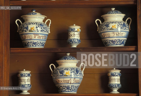 Caption: Nome:..ISOLA DI SAN SERVOLO: VECCHIA FARMACIA....Localizzazione:..VENEZIA / ISOLA DI SAN SERVOLO / LAGUNA SUD..VENICE / THE ISLE OF SAN SERVOLO / THE SOUTH  LAGOON..Soggetto:..ISOLA DI SAN SERVOLO / VECCHIA FARMACIA / BILANCIA..THE ISLE OF SAN SERVOLO / THE OLD CHEMISTS SHOP / BALANCE..Cronologia:..SEC. XVIII ..XVIIIth CENTURY ..Autore:......Stile:......Editori Stampatori:......Committenza:......Materia e Tecnica:......Collocazione:......Note:..DAL 1734 DIVENNE RICOVERO PER MALATTIE MENTALI FINO AL 1979 / DAL1982 OSPITA LA SCUOLA EUROPEA DI ONCOLOGIA E IL CENTRO EUROPEO PER RESTAURATORI / DAL 1996 E SEDE DELLA VENICE INTERNATIONAL UNIVERSITY / RIUSO..FROM 1734 TO 1979 IT WAS USED AS A MENTAL HOSPITAL / IN 1982  IT BECAME THE SEAT OF EUROPEAN SCHOOL OF ONCOLOGY  AND  OF THE EUROPEAN  CENTRE FOR RESTORERS / IN 1996 IT BECAME THE SEAT OF THE VENICE INTERNATIONAL UNIVERSITY /  RE-USE ..Riproduzione Fotografica:..Graziano Arici/Rosebud2 ...Copyright:..Graziano Arici / rosebud2/....Data:..1993....Costo:..A....Key:..ISOLE ABBANDONATE..UNINHABITED ISLANDS