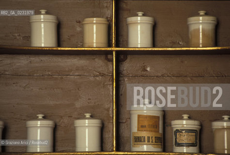 Caption: Nome:..ISOLA DI SAN SERVOLO: VECCHIA FARMACIA....Localizzazione:..VENEZIA / ISOLA DI SAN SERVOLO / LAGUNA SUD..VENICE / THE ISLE OF SAN SERVOLO / THE SOUTH  LAGOON..Soggetto:..ISOLA DI SAN SERVOLO / VECCHIA FARMACIA / BILANCIA..THE ISLE OF SAN SERVOLO / THE OLD CHEMISTS SHOP / BALANCE..Cronologia:..SEC. XVIII ..XVIIIth CENTURY ..Autore:......Stile:......Editori Stampatori:......Committenza:......Materia e Tecnica:......Collocazione:......Note:..DAL 1734 DIVENNE RICOVERO PER MALATTIE MENTALI FINO AL 1979 / DAL1982 OSPITA LA SCUOLA EUROPEA DI ONCOLOGIA E IL CENTRO EUROPEO PER RESTAURATORI / DAL 1996 E SEDE DELLA VENICE INTERNATIONAL UNIVERSITY / RIUSO..FROM 1734 TO 1979 IT WAS USED AS A MENTAL HOSPITAL / IN 1982  IT BECAME THE SEAT OF EUROPEAN SCHOOL OF ONCOLOGY  AND  OF THE EUROPEAN  CENTRE FOR RESTORERS / IN 1996 IT BECAME THE SEAT OF THE VENICE INTERNATIONAL UNIVERSITY /  RE-USE ..Riproduzione Fotografica:..Graziano Arici/Rosebud2 ...Copyright:..Graziano Arici / rosebud2/....Data:..1993....Costo:..A....Key:..ISOLE ABBANDONATE..UNINHABITED ISLANDS