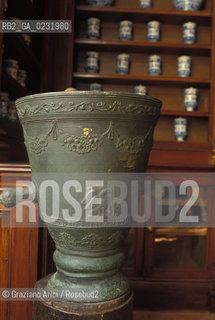 Caption: Nome:..ISOLA DI SAN SERVOLO: VECCHIA FARMACIA....Localizzazione:..VENEZIA / ISOLA DI SAN SERVOLO  / LAGUNA SUD..VENICE / THE ISLE OF SAN SERVOLO / THE SOUTH  LAGOON..Soggetto:..ISOLA DI SAN SERVOLO / VECCHIA FARMACIA / VASO..THE ISLE OF SAN SERVOLO / THE OLD CHEMISTS SHOP / VASE ..Cronologia:..SEC. XVIII ..XVIIIth CENTURY ..Autore:......Stile:......Editori Stampatori:......Committenza:......Materia e Tecnica:......Collocazione:......Note:..DAL 1734 DIVENNE RICOVERO PER MALATTIE MENTALI FINO AL 1979 / DAL1982 OSPITA LA SCUOLA EUROPEA DI ONCOLOGIA E IL CENTRO EUROPEO PER RESTAURATORI / DAL 1996 E SEDE DELLA VENICE INTERNATIONAL UNIVERSITY / RIUSO..FROM 1734 TO 1979 IT WAS USED AS A MENTAL HOSPITAL / IN 1982  IT BECAME THE SEAT OF EUROPEAN SCHOOL OF ONCOLOGY  AND  OF THE EUROPEAN  CENTRE FOR RESTORERS / IN 1996 IT BECAME THE SEAT OF THE VENICE INTERNATIONAL UNIVERSITY /  RE-USE ..Riproduzione Fotografica:..Graziano Arici/Rosebud2 ...Copyright:..Graziano Arici / rosebud2/....Data:..1993....Costo:..A....Key:..ISOLE ABBANDONATE..UNINHABITED ISLANDS