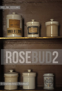 Caption: Nome:..ISOLA DI SAN SERVOLO: VECCHIA FARMACIA....Localizzazione:..VENEZIA / ISOLA DI SAN SERVOLO / LAGUNA SUD..VENICE / THE ISLE OF SAN SERVOLO / THE SOUTH  LAGOON..Soggetto:..ISOLA DI SAN SERVOLO / VECCHIA FARMACIA / VASI..THE ISLE OF SAN SERVOLO / THE OLD CHEMISTS SHOP / VASES ..Cronologia:..SEC. XVIII ..XVIIIth CENTURY ..Autore:......Stile:......Editori Stampatori:......Committenza:......Materia e Tecnica:......Collocazione:......Note:..DAL 1734 DIVENNE RICOVERO PER MALATTIE MENTALI FINO AL 1979 / DAL1982 OSPITA LA SCUOLA EUROPEA DI ONCOLOGIA E IL CENTRO EUROPEO PER RESTAURATORI / DAL 1996 E SEDE DELLA VENICE INTERNATIONAL UNIVERSITY / RIUSO..FROM 1734 TO 1979 IT WAS USED AS A MENTAL HOSPITAL / IN 1982  IT BECAME THE SEAT OF EUROPEAN SCHOOL OF ONCOLOGY  AND  OF THE EUROPEAN  CENTRE FOR RESTORERS / IN 1996 IT BECAME THE SEAT OF THE VENICE INTERNATIONAL UNIVERSITY /  RE-USE ..Riproduzione Fotografica:..Graziano Arici/Rosebud2 ...Copyright:..Graziano Arici / rosebud2/....Data:..1993....Costo:..A....Key:..ISOLE ABBANDONATE..UNINHABITED ISLANDS