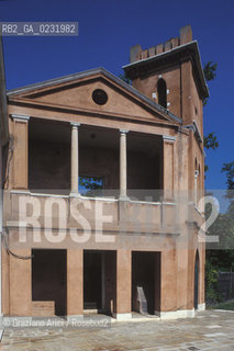 Caption: Nome:..ISOLA DI SAN SERVOLO: CONVENTO....Localizzazione:..VENEZIA / ISOLA DI SAN SERVOLO  / LAGUNA SUD..VENICE / THE ISLE OF SAN SERVOLO / THE SOUTH  LAGOON..Soggetto:..ISOLA DI SAN SERVOLO / CONVENTO..THE ISLE OF SAN SERVOLO / MONASTERY..Cronologia:..SEC. XVIII..XVIII CENTURY..Autore:..SCALFAROTTO GIOVANNI ANTONIO / 1690 ca - 1764 ....Stile:......Editori Stampatori:......Committenza:......Materia e Tecnica:......Collocazione:......Note:..DAL 1734 DIVENNE RICOVERO PER MALATTIE MENTALI FINO AL 1979 / DAL1982 OSPITA LA SCUOLA EUROPEA DI ONCOLOGIA E IL CENTRO EUROPEO PER RESTAURATORI / DAL 1996 E SEDE DELLA VENICE INTERNATIONAL UNIVERSITY / RIUSO..FROM 1734 TO 1979 IT WAS USED AS A MENTAL HOSPITAL / IN 1982  IT BECAME THE SEAT OF EUROPEAN SCHOOL OF ONCOLOGY  AND  OF THE EUROPEAN  CENTRE FOR RESTORERS / IN 1996 IT BECAME THE SEAT OF THE VENICE INTERNATIONAL UNIVERSITY /  RE-USE ..Riproduzione Fotografica:..Graziano Arici/Rosebud2 ...Copyright:..Graziano Arici / rosebud2/....Data:..1993....Costo:..A....Key:..ISOLE ABBANDONATE / CHIESA..UNINHABITED ISLANDS / CHURCH