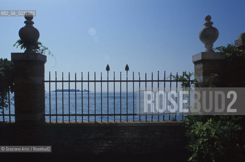 Caption: Nome:..ISOLA DI SAN SERVOLO....Localizzazione:..VENEZIA / ISOLA DI SAN SERVOLO / LAGUNA SUD..VENICE / THE ISLE OF SAN SERVOLO / THE SOUTH  LAGOON..Soggetto:..ISOLA DI SAN SERVOLO..THE ISLE OF SAN SERVOLO..Cronologia:......Autore:......Stile:......Editori Stampatori:......Committenza:......Materia e Tecnica:......Collocazione:......Note:..DAL 1734 DIVENNE RICOVERO PER MALATTIE MENTALI FINO AL 1979 / DAL1982 OSPITA LA SCUOLA EUROPEA DI ONCOLOGIA E IL CENTRO EUROPEO PER RESTAURATORI / DAL 1996 E SEDE DELLA VENICE INTERNATIONAL UNIVERSITY / RIUSO..FROM 1734 TO 1979 IT WAS USED AS A MENTAL HOSPITAL / IN 1982  IT BECAME THE SEAT OF EUROPEAN SCHOOL OF ONCOLOGY  AND  OF THE EUROPEAN  CENTRE FOR RESTORERS / IN 1996 IT BECAME THE SEAT OF THE VENICE INTERNATIONAL UNIVERSITY /  RE-USE ..Riproduzione Fotografica:..Graziano Arici/Rosebud2 ...Copyright:..Graziano Arici / rosebud2/....Data:..1993....Costo:..A....Key:..ISOLE ABBANDONATE ..UNINHABITED ISLANDS