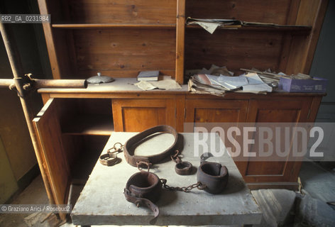 Caption: Nome:..ISOLA DI SAN SERVOLO: SISTEMI DI CONTENZIONE....Localizzazione:..VENEZIA / ISOLA DI SAN SERVOLO  / LAGUNA SUD..VENICE / THE ISLE OF SAN SERVOLO / THE SOUTH  LAGOON..Soggetto:..ISOLA DI SAN SERVOLO / EX OSPEDALE / SISTEMI DI CONTENZIONE..THE ISLE OF SAN SERVOLO / EX HOSPITAL / REPRESSING INSTRUMENTS ..Cronologia:......Autore:......Stile:......Editori Stampatori:......Committenza:......Materia e Tecnica:......Collocazione:......Note:..DAL 1734 DIVENNE RICOVERO PER MALATTIE MENTALI FINO AL 1979 / DAL1982 OSPITA LA SCUOLA EUROPEA DI ONCOLOGIA E IL CENTRO EUROPEO PER RESTAURATORI / DAL 1996 E SEDE DELLA VENICE INTERNATIONAL UNIVERSITY / RIUSO..FROM 1734 TO 1979 IT WAS USED AS A MENTAL HOSPITAL / IN 1982  IT BECAME THE SEAT OF EUROPEAN SCHOOL OF ONCOLOGY  AND  OF THE EUROPEAN  CENTRE FOR RESTORERS / IN 1996 IT BECAME THE SEAT OF THE VENICE INTERNATIONAL UNIVERSITY /  RE-USE ..Riproduzione Fotografica:..Graziano Arici/Rosebud2 ...Copyright:..Graziano Arici / rosebud2/....Data:..1993....Costo:..A....Key:..ISOLE ABBANDONATE..UNINHABITED ISLANDS