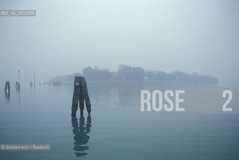 Caption: Nome:..ISOLA DI SAN SERVOLO: CHIESA....Localizzazione:..VENEZIA / ISOLA DI SAN SERVOLO  / LAGUNA SUD..VENICE / THE ISLE OF SAN SERVOLO / THE SOUTH  LAGOON..Soggetto:..ISOLA DI SAN SERVOLO / CHIESA..THE ISLE OF SAN SERVOLO / CHURCH..Cronologia:..SEC. XVIII..XVIII CENTURY..Autore:..TEMANZA TOMASO / 1705 - 1789....Stile:......Editori Stampatori:......Committenza:......Materia e Tecnica:......Collocazione:......Note:..DAL 1734 DIVENNE RICOVERO PER MALATTIE MENTALI FINO AL 1979 / DAL1982 OSPITA LA SCUOLA EUROPEA DI ONCOLOGIA E IL CENTRO EUROPEO PER RESTAURATORI / DAL 1996 E SEDE DELLA VENICE INTERNATIONAL UNIVERSITY / RIUSO..FROM 1734 TO 1979 IT WAS USED AS A MENTAL HOSPITAL / IN 1982  IT BECAME THE SEAT OF EUROPEAN SCHOOL OF ONCOLOGY  AND  OF THE EUROPEAN  CENTRE FOR RESTORERS / IN 1996 IT BECAME THE SEAT OF THE VENICE INTERNATIONAL UNIVERSITY /  RE-USE ..Riproduzione Fotografica:..Graziano Arici/Rosebud2 ...Copyright:..Graziano Arici / rosebud2/....Data:..1993....Costo:..A....Key:..ISOLE ABBANDONATE / CHIESA..UNINHABITED ISLANDS / CHURCH