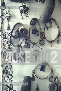 Caption: Nome:..ISOLA DI SAN SERVOLO: SISTEMI DI CONTENZIONE....Localizzazione:..VENEZIA / ISOLA DI SAN SERVOLO  / LAGUNA SUD..VENICE / THE ISLE OF SAN SERVOLO / THE SOUTH  LAGOON..Soggetto:..ISOLA DI SAN SERVOLO / EX OSPEDALE / SISTEMI DI CONTENZIONE..THE ISLE OF SAN SERVOLO / EX HOSPITAL / REPRESSING INSTRUMENTS..Cronologia:......Autore:......Stile:......Editori Stampatori:......Committenza:......Materia e Tecnica:......Collocazione:......Note:..DAL 1734 DIVENNE RICOVERO PER MALATTIE MENTALI FINO AL 1979 / DAL1982 OSPITA LA SCUOLA EUROPEA DI ONCOLOGIA E IL CENTRO EUROPEO PER RESTAURATORI / DAL 1996 E SEDE DELLA VENICE INTERNATIONAL UNIVERSITY / RIUSO..FROM 1734 TO 1979 IT WAS USED AS A MENTAL HOSPITAL / IN 1982  IT BECAME THE SEAT OF EUROPEAN SCHOOL OF ONCOLOGY  AND  OF THE EUROPEAN  CENTRE FOR RESTORERS / IN 1996 IT BECAME THE SEAT OF THE VENICE INTERNATIONAL UNIVERSITY /  RE-USE ..Riproduzione Fotografica:..Graziano Arici/Rosebud2 ...Copyright:..Graziano Arici / rosebud2/....Data:..1993....Costo:..A....Key:..ISOLE ABBANDONATE..UNINHABITED ISLANDS