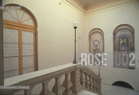 Caption: Nome:..ISOLA DI SAN SERVOLO: INTERNO DELLEX OSPEDALE....Localizzazione:..VENEZIA / ISOLA DI SAN SERVOLO / LAGUNA SUD..VENICE / THE ISLE OF SAN SERVOLO / THE SOUTH  LAGOON..Soggetto:..ISOLA DI SAN SERVOLO / INTERNO DELLEX OSPEDALE..THE ISLE OF SAN SERVOLO / INTERIOR OF EX HOSPITAL..Cronologia:......Autore:......Stile:......Editori Stampatori:......Committenza:......Materia e Tecnica:......Collocazione:......Note:..DAL 1734 DIVENNE RICOVERO PER MALATTIE MENTALI FINO AL 1979 / DAL1982 OSPITA LA SCUOLA EUROPEA DI ONCOLOGIA E IL CENTRO EUROPEO PER RESTAURATORI / DAL 1996 E SEDE DELLA VENICE INTERNATIONAL UNIVERSITY / RIUSO..FROM 1734 TO 1979 IT WAS USED AS A MENTAL HOSPITAL / IN 1982  IT BECAME THE SEAT OF EUROPEAN SCHOOL OF ONCOLOGY  AND  OF THE EUROPEAN  CENTRE FOR RESTORERS / IN 1996 IT BECAME THE SEAT OF THE VENICE INTERNATIONAL UNIVERSITY /  RE-USE ..Riproduzione Fotografica:..Graziano Arici/Rosebud2 ...Copyright:..Graziano Arici / rosebud2/....Data:..1993....Costo:..A....Key:..ISOLE ABBANDONATE / PALAZZI..UNINHABITED ISLANDS / PALACES