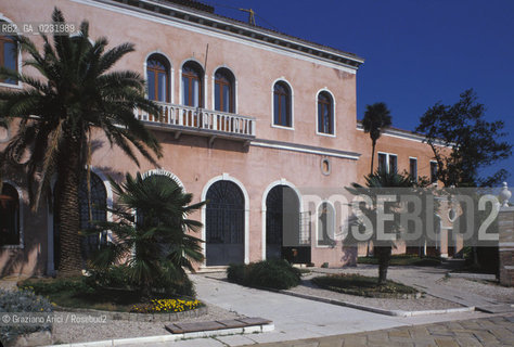 Caption: Nome:..ISOLA DI SAN SERVOLO: EX OSPEDALE....Localizzazione:..VENEZIA / ISOLA DI SAN SERVOLO  / LAGUNA SUD..VENICE / THE ISLE OF SAN SERVOLO / THE SOUTH  LAGOON..Soggetto:..ISOLA DI SAN SERVOLO / EX OSPEDALE..THE ISLE OF SAN SERVOLO / EX HOSPITAL ..Cronologia:..SEC. XVIII..XVIIIth CENTURY..Autore:..MASSARI GIORGIO / 1686 ca - 1766....Stile:......Editori Stampatori:......Committenza:......Materia e Tecnica:......Collocazione:......Note:..DAL 1734 DIVENNE RICOVERO PER MALATTIE MENTALI FINO AL 1979 / DAL1982 OSPITA LA SCUOLA EUROPEA DI ONCOLOGIA E IL CENTRO EUROPEO PER RESTAURATORI / DAL 1996 E SEDE DELLA VENICE INTERNATIONAL UNIVERSITY / RIUSO..FROM 1734 TO 1979 IT WAS USED AS A MENTAL HOSPITAL / IN 1982  IT BECAME THE SEAT OF EUROPEAN SCHOOL OF ONCOLOGY  AND  OF THE EUROPEAN  CENTRE FOR RESTORERS / IN 1996 IT BECAME THE SEAT OF THE VENICE INTERNATIONAL UNIVERSITY /  RE-USE ..Riproduzione Fotografica:..Graziano Arici/Rosebud2 ...Copyright:..Graziano Arici / rosebud2/....Data:..1993....Costo:..A....Key:..ISOLE ABBANDONATE / PALAZZI..UNINHABITED ISLANDS / PALACES