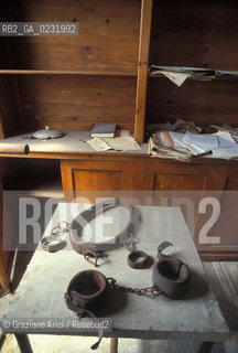 Caption: Nome:..ISOLA DI SAN SERVOLO: SISTEMI DI CONTENZIONE....Localizzazione:..VENEZIA / ISOLA DI SAN SERVOLO  / LAGUNA SUD..VENICE / THE ISLE OF SAN SERVOLO / THE SOUTH  LAGOON..Soggetto:..ISOLA DI SAN SERVOLO / EX OSPEDALE / SISTEMI DI CONTENZIONE..THE ISLE OF SAN SERVOLO / EX HOSPITAL / REPRESSING INSTRUMENTS..Cronologia:......Autore:......Stile:......Editori Stampatori:......Committenza:......Materia e Tecnica:......Collocazione:......Note:..DAL 1734 DIVENNE RICOVERO PER MALATTIE MENTALI FINO AL 1979 / DAL1982 OSPITA LA SCUOLA EUROPEA DI ONCOLOGIA E IL CENTRO EUROPEO PER RESTAURATORI / DAL 1996 E SEDE DELLA VENICE INTERNATIONAL UNIVERSITY / RIUSO..FROM 1734 TO 1979 IT WAS USED AS A MENTAL HOSPITAL / IN 1982  IT BECAME THE SEAT OF EUROPEAN SCHOOL OF ONCOLOGY  AND  OF THE EUROPEAN  CENTRE FOR RESTORERS / IN 1996 IT BECAME THE SEAT OF THE VENICE INTERNATIONAL UNIVERSITY /  RE-USE ..Riproduzione Fotografica:..Graziano Arici/Rosebud2 ...Copyright:..Graziano Arici / rosebud2/....Data:..1993....Costo:..A....Key:..ISOLE ABBANDONATE..UNINHABITED ISLANDS