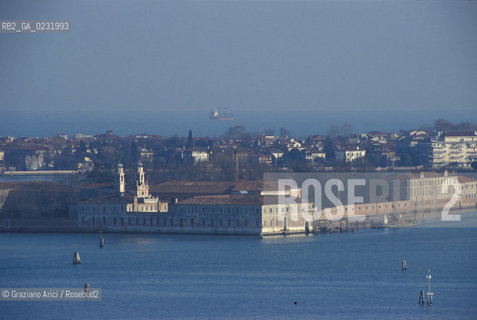 Caption: Nome:..ISOLE DI SAN SERVOLO E LIDO....Localizzazione:..VENEZIA / ISOLA DI SAN SERVOLO / LAGUNA SUD..VENICE / THE ISLE OF SAN SERVOLO / THE SOUTH  LAGOON..Soggetto:..ISOLE DI SAN SERVOLO E LIDO..THE ISLES OF SAN SERVOLO AND LIDO..Cronologia:......Autore:......Stile:......Editori Stampatori:......Committenza:......Materia e Tecnica:......Collocazione:......Note:..DAL 1734 DIVENNE RICOVERO PER MALATTIE MENTALI FINO AL 1979 / DAL1982 OSPITA LA SCUOLA EUROPEA DI ONCOLOGIA E IL CENTRO EUROPEO PER RESTAURATORI / DAL 1996 E SEDE DELLA VENICE INTERNATIONAL UNIVERSITY / RIUSO..FROM 1734 TO 1979 IT WAS USED AS A MENTAL HOSPITAL / IN 1982  IT BECAME THE SEAT OF EUROPEAN SCHOOL OF ONCOLOGY  AND  OF THE EUROPEAN  CENTRE FOR RESTORERS / IN 1996 IT BECAME THE SEAT OF THE VENICE INTERNATIONAL UNIVERSITY /  RE-USE ..Riproduzione Fotografica:..Graziano Arici/Rosebud2 ...Copyright:..Graziano Arici / rosebud2/....Data:..1993....Costo:..A....Key:..ISOLE ABBANDONATE ..UNINHABITED ISLANDS