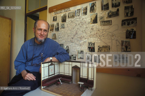 Caption: Nome:..ISOLA DI SAN SERVOLO: CENTRO EUROPEO PER RESTAURATORI....Localizzazione:..VENEZIA / ISOLA DI SAN SERVOLO  / LAGUNA SUD..VENICE / THE ISLE OF SAN SERVOLO / THE SOUTH  LAGOON..Soggetto:..ISOLA DI SAN SERVOLO / CENTRO EUROPEO PER RESTAURATORI..THE ISLE OF SAN SERVOLO / THE EUROPEAN CENTRE FOR RESTORERS..Cronologia:......Autore:......Stile:......Editori Stampatori:......Committenza:......Materia e Tecnica:......Collocazione:......Note:..DAL 1734 DIVENNE RICOVERO PER MALATTIE MENTALI FINO AL 1979 / DAL1982 OSPITA LA SCUOLA EUROPEA DI ONCOLOGIA E IL CENTRO EUROPEO PER RESTAURATORI / DAL 1996 E SEDE DELLA VENICE INTERNATIONAL UNIVERSITY / RIUSO..FROM 1734 TO 1979 IT WAS USED AS A MENTAL HOSPITAL / IN 1982  IT BECAME THE SEAT OF EUROPEAN SCHOOL OF ONCOLOGY  AND  OF THE EUROPEAN  CENTRE FOR RESTORERS / IN 1996 IT BECAME THE SEAT OF THE VENICE INTERNATIONAL UNIVERSITY /  RE-USE ..Riproduzione Fotografica:..Graziano Arici/Rosebud2 ...Copyright:..Graziano Arici / rosebud2/....Data:..1993....Costo:..A....Key:..ISOLE ABBANDONATE..UNINHABITED ISLANDS