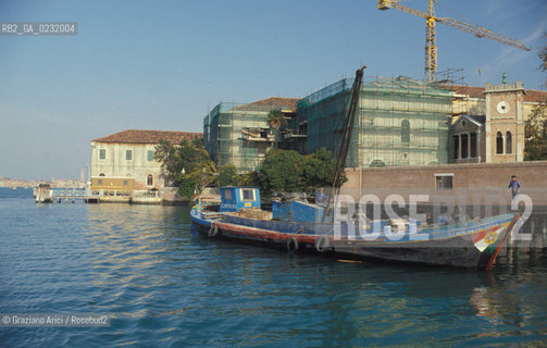 Caption: Nome:..ISOLA DI SAN SERVOLO....Localizzazione:..VENEZIA / ISOLA DI SAN SERVOLO / LAGUNA SUD..VENICE / THE ISLE OF SAN SERVOLO / THE SOUTH  LAGOON..Soggetto:..ISOLA DI SAN SERVOLO..THE ISLE OF SAN SERVOLO..Cronologia:......Autore:......Stile:......Editori Stampatori:......Committenza:......Materia e Tecnica:......Collocazione:......Note:..DAL 1734 DIVENNE RICOVERO PER MALATTIE MENTALI FINO AL 1979 / DAL1982 OSPITA LA SCUOLA EUROPEA DI ONCOLOGIA E IL CENTRO EUROPEO PER RESTAURATORI / DAL 1996 E SEDE DELLA VENICE INTERNATIONAL UNIVERSITY / RIUSO..FROM 1734 TO 1979 IT WAS USED AS A MENTAL HOSPITAL / IN 1982  IT BECAME THE SEAT OF EUROPEAN SCHOOL OF ONCOLOGY  AND  OF THE EUROPEAN  CENTRE FOR RESTORERS / IN 1996 IT BECAME THE SEAT OF THE VENICE INTERNATIONAL UNIVERSITY /  RE-USE ..Riproduzione Fotografica:..Graziano Arici/Rosebud2 ...Copyright:..Graziano Arici / rosebud2/....Data:..1993....Costo:..A....Key:..ISOLE ABBANDONATE..UNINHABITED ISLANDS
