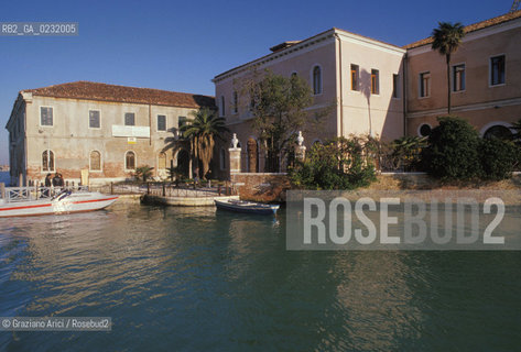 Caption: Nome:..ISOLA DI SAN SERVOLO....Localizzazione:..VENEZIA / ISOLA DI SAN SERVOLO / LAGUNA SUD..VENICE / THE ISLE OF SAN SERVOLO / THE SOUTH  LAGOON..Soggetto:..ISOLA DI SAN SERVOLO..THE ISLE OF SAN SERVOLO..Cronologia:......Autore:......Stile:......Editori Stampatori:......Committenza:......Materia e Tecnica:......Collocazione:......Note:..DAL 1734 DIVENNE RICOVERO PER MALATTIE MENTALI FINO AL 1979 / DAL1982 OSPITA LA SCUOLA EUROPEA DI ONCOLOGIA E IL CENTRO EUROPEO PER RESTAURATORI / DAL 1996 E SEDE DELLA VENICE INTERNATIONAL UNIVERSITY / RIUSO..FROM 1734 TO 1979 IT WAS USED AS A MENTAL HOSPITAL / IN 1982  IT BECAME THE SEAT OF EUROPEAN SCHOOL OF ONCOLOGY  AND  OF THE EUROPEAN  CENTRE FOR RESTORERS / IN 1996 IT BECAME THE SEAT OF THE VENICE INTERNATIONAL UNIVERSITY /  RE-USE ..Riproduzione Fotografica:..Graziano Arici/Rosebud2 ...Copyright:..Graziano Arici / rosebud2/....Data:..1993....Costo:..A....Key:..ISOLE ABBANDONATE..UNINHABITED ISLANDS