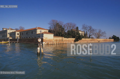 Caption: Nome:..ISOLA DI SAN SERVOLO....Localizzazione:..VENEZIA / ISOLA DI SAN SERVOLO / LAGUNA SUD..VENICE / THE ISLE OF SAN SERVOLO / THE SOUTH  LAGOON..Soggetto:..ISOLA DI SAN SERVOLO..THE ISLE OF SAN SERVOLO..Cronologia:......Autore:......Stile:......Editori Stampatori:......Committenza:......Materia e Tecnica:......Collocazione:......Note:..DAL 1734 DIVENNE RICOVERO PER MALATTIE MENTALI FINO AL 1979 / DAL1982 OSPITA LA SCUOLA EUROPEA DI ONCOLOGIA E IL CENTRO EUROPEO PER RESTAURATORI / DAL 1996 E SEDE DELLA VENICE INTERNATIONAL UNIVERSITY / RIUSO..FROM 1734 TO 1979 IT WAS USED AS A MENTAL HOSPITAL / IN 1982  IT BECAME THE SEAT OF EUROPEAN SCHOOL OF ONCOLOGY  AND  OF THE EUROPEAN  CENTRE FOR RESTORERS / IN 1996 IT BECAME THE SEAT OF THE VENICE INTERNATIONAL UNIVERSITY /  RE-USE ..Riproduzione Fotografica:..Graziano Arici/Rosebud2 ...Copyright:..Graziano Arici / rosebud2/....Data:..1993....Costo:..A....Key:..ISOLE ABBANDONATE..UNINHABITED ISLANDS