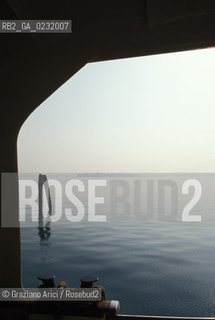 Caption: Nome:..ISOLA DI SAN SERVOLO....Localizzazione:..VENEZIA / ISOLA DI SAN SERVOLO / LAGUNA SUD..VENICE / THE ISLE OF SAN SERVOLO / THE SOUTH  LAGOON..Soggetto:..ISOLA DI SAN SERVOLO BATTELLO..THE ISLE OF SAN SERVOLO..Cronologia:......Autore:......Stile:......Editori Stampatori:......Committenza:......Materia e Tecnica:......Collocazione:......Note:..DAL 1734 DIVENNE RICOVERO PER MALATTIE MENTALI FINO AL 1979 / DAL1982 OSPITA LA SCUOLA EUROPEA DI ONCOLOGIA E IL CENTRO EUROPEO PER RESTAURATORI / DAL 1996 E SEDE DELLA VENICE INTERNATIONAL UNIVERSITY / RIUSO..FROM 1734 TO 1979 IT WAS USED AS A MENTAL HOSPITAL / IN 1982  IT BECAME THE SEAT OF EUROPEAN SCHOOL OF ONCOLOGY  AND  OF THE EUROPEAN  CENTRE FOR RESTORERS / IN 1996 IT BECAME THE SEAT OF THE VENICE INTERNATIONAL UNIVERSITY /  RE-USE ..Riproduzione Fotografica:..Graziano Arici/Rosebud2 ...Copyright:..Graziano Arici / rosebud2/....Data:..1993....Costo:..A....Key:..ISOLE ABBANDONATE..UNINHABITED ISLANDS