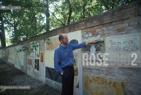 Caption: Nome:..ISOLA DI SAN SERVOLO: CENTRO EUROPEO PER RESTAURATORI....Localizzazione:..VENEZIA / ISOLA DI SAN SERVOLO  / LAGUNA SUD..VENICE / THE ISLE OF SAN SERVOLO / THE SOUTH  LAGOON..Soggetto:..ISOLA DI SAN SERVOLO / CENTRO EUROPEO PER RESTAURATORI / BASSORILIEVI..THE ISLE OF SAN SERVOLO / THE EUROPEAN CENTRE FOR RESTORERS / BASS-RELIEF..Cronologia:......Autore:......Stile:......Editori Stampatori:......Committenza:......Materia e Tecnica:......Collocazione:......Note:..DAL 1734 DIVENNE RICOVERO PER MALATTIE MENTALI FINO AL 1979 / DAL1982 OSPITA LA SCUOLA EUROPEA DI ONCOLOGIA E IL CENTRO EUROPEO PER RESTAURATORI / DAL 1996 E SEDE DELLA VENICE INTERNATIONAL UNIVERSITY / RIUSO..FROM 1734 TO 1979 IT WAS USED AS A MENTAL HOSPITAL / IN 1982  IT BECAME THE SEAT OF EUROPEAN SCHOOL OF ONCOLOGY  AND  OF THE EUROPEAN  CENTRE FOR RESTORERS / IN 1996 IT BECAME THE SEAT OF THE VENICE INTERNATIONAL UNIVERSITY /  RE-USE ..Riproduzione Fotografica:..Graziano Arici/Rosebud2 ...Copyright:..Graziano Arici / rosebud2/....Data:..1993....Costo:..A....Key:..ISOLE ABBANDONATE..UNINHABITED ISLANDS