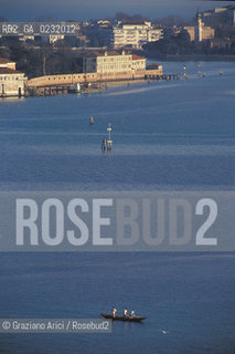 Caption: Nome:..ISOLA DI SAN SERVOLO....Localizzazione:..VENEZIA / ISOLA DI SAN SERVOLO / LAGUNA SUD..VENICE / THE ISLE OF SAN SERVOLO / THE SOUTH  LAGOON..Soggetto:..ISOLA DI SAN SERVOLO BARCA..THE ISLE OF SAN SERVOLO..Cronologia:......Autore:......Stile:......Editori Stampatori:......Committenza:......Materia e Tecnica:......Collocazione:......Note:..DAL 1734 DIVENNE RICOVERO PER MALATTIE MENTALI FINO AL 1979 / DAL1982 OSPITA LA SCUOLA EUROPEA DI ONCOLOGIA E IL CENTRO EUROPEO PER RESTAURATORI / DAL 1996 E SEDE DELLA VENICE INTERNATIONAL UNIVERSITY / RIUSO..FROM 1734 TO 1979 IT WAS USED AS A MENTAL HOSPITAL / IN 1982  IT BECAME THE SEAT OF EUROPEAN SCHOOL OF ONCOLOGY  AND  OF THE EUROPEAN  CENTRE FOR RESTORERS / IN 1996 IT BECAME THE SEAT OF THE VENICE INTERNATIONAL UNIVERSITY /  RE-USE ..Riproduzione Fotografica:..Graziano Arici/Rosebud2 ...Copyright:..Graziano Arici / rosebud2/....Data:..1993....Costo:..A....Key:..ISOLE ABBANDONATE..UNINHABITED ISLANDS