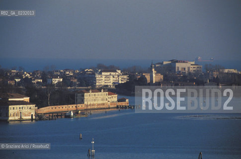 Caption: Nome:..ISOLA DI SAN SERVOLO....Localizzazione:..VENEZIA / ISOLA DI SAN SERVOLO / LAGUNA SUD..VENICE / THE ISLE OF SAN SERVOLO / THE SOUTH  LAGOON..Soggetto:..ISOLA DI SAN SERVOLO..THE ISLE OF SAN SERVOLO..Cronologia:......Autore:......Stile:......Editori Stampatori:......Committenza:......Materia e Tecnica:......Collocazione:......Note:..DAL 1734 DIVENNE RICOVERO PER MALATTIE MENTALI FINO AL 1979 / DAL1982 OSPITA LA SCUOLA EUROPEA DI ONCOLOGIA E IL CENTRO EUROPEO PER RESTAURATORI / DAL 1996 E SEDE DELLA VENICE INTERNATIONAL UNIVERSITY / RIUSO..FROM 1734 TO 1979 IT WAS USED AS A MENTAL HOSPITAL / IN 1982  IT BECAME THE SEAT OF EUROPEAN SCHOOL OF ONCOLOGY  AND  OF THE EUROPEAN  CENTRE FOR RESTORERS / IN 1996 IT BECAME THE SEAT OF THE VENICE INTERNATIONAL UNIVERSITY /  RE-USE ..Riproduzione Fotografica:..Graziano Arici/Rosebud2 ...Copyright:..Graziano Arici / rosebud2/....Data:..1993....Costo:..A....Key:..ISOLE ABBANDONATE..UNINHABITED ISLANDS