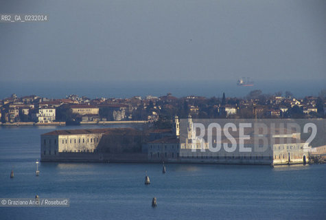 Caption: Nome:..ISOLA DI SAN SERVOLO....Localizzazione:..VENEZIA / ISOLA DI SAN SERVOLO / LAGUNA SUD..VENICE / THE ISLE OF SAN SERVOLO / THE SOUTH  LAGOON..Soggetto:..ISOLA DI SAN SERVOLO..THE ISLE OF SAN SERVOLO..Cronologia:......Autore:......Stile:......Editori Stampatori:......Committenza:......Materia e Tecnica:......Collocazione:......Note:..DAL 1734 DIVENNE RICOVERO PER MALATTIE MENTALI FINO AL 1979 / DAL1982 OSPITA LA SCUOLA EUROPEA DI ONCOLOGIA E IL CENTRO EUROPEO PER RESTAURATORI / DAL 1996 E SEDE DELLA VENICE INTERNATIONAL UNIVERSITY / RIUSO..FROM 1734 TO 1979 IT WAS USED AS A MENTAL HOSPITAL / IN 1982  IT BECAME THE SEAT OF EUROPEAN SCHOOL OF ONCOLOGY  AND  OF THE EUROPEAN  CENTRE FOR RESTORERS / IN 1996 IT BECAME THE SEAT OF THE VENICE INTERNATIONAL UNIVERSITY /  RE-USE ..Riproduzione Fotografica:..Graziano Arici/Rosebud2 ...Copyright:..Graziano Arici / rosebud2/....Data:..1993....Costo:..A....Key:..ISOLE ABBANDONATE..UNINHABITED ISLANDS