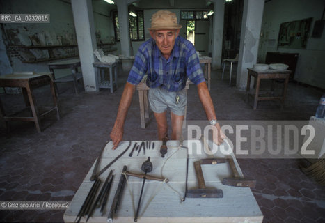 Caption: Nome:..ISOLA DI SAN SERVOLO: CENTRO EUROPEO PER RESTAURATORI....Localizzazione:..VENEZIA / ISOLA DI SAN SERVOLO  / LAGUNA SUD..VENICE / THE ISLE OF SAN SERVOLO / THE SOUTH  LAGOON..Soggetto:..ISOLA DI SAN SERVOLO / CENTRO EUROPEO PER RESTAURATORI / ATTREZZI..THE ISLE OF SAN SERVOLO / THE EUROPEAN CENTRE FOR RESTORERS / TOOLS..Cronologia:......Autore:......Stile:......Editori Stampatori:......Committenza:......Materia e Tecnica:......Collocazione:......Note:..DAL 1734 DIVENNE RICOVERO PER MALATTIE MENTALI FINO AL 1979 / DAL1982 OSPITA LA SCUOLA EUROPEA DI ONCOLOGIA E IL CENTRO EUROPEO PER RESTAURATORI / DAL 1996 E SEDE DELLA VENICE INTERNATIONAL UNIVERSITY / RIUSO..FROM 1734 TO 1979 IT WAS USED AS A MENTAL HOSPITAL / IN 1982  IT BECAME THE SEAT OF EUROPEAN SCHOOL OF ONCOLOGY  AND  OF THE EUROPEAN  CENTRE FOR RESTORERS / IN 1996 IT BECAME THE SEAT OF THE VENICE INTERNATIONAL UNIVERSITY /  RE-USE ..Riproduzione Fotografica:..Graziano Arici/Rosebud2 ...Copyright:..Graziano Arici / rosebud2/....Data:..1993....Costo:..A....Key:..ISOLE ABBANDONATE..UNINHABITED ISLANDS