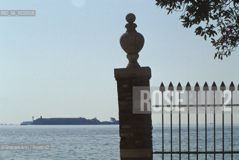 Caption: Nome:..ISOLA DI SAN SERVOLO....Localizzazione:..VENEZIA / ISOLA DI SAN SERVOLO  / LAGUNA SUD..VENICE / THE ISLE OF SAN SERVOLO / THE SOUTH  LAGOON..Soggetto:..ISOLA DI SAN SERVOLO..THE ISLE OF SAN SERVOLO..Cronologia:......Autore:......Stile:......Editori Stampatori:......Committenza:......Materia e Tecnica:......Collocazione:......Note:..DAL 1734 DIVENNE RICOVERO PER MALATTIE MENTALI FINO AL 1979 / DAL1982 OSPITA LA SCUOLA EUROPEA DI ONCOLOGIA E IL CENTRO EUROPEO PER RESTAURATORI / DAL 1996 E SEDE DELLA VENICE INTERNATIONAL UNIVERSITY / RIUSO..FROM 1734 TO 1979 IT WAS USED AS A MENTAL HOSPITAL / IN 1982  IT BECAME THE SEAT OF EUROPEAN SCHOOL OF ONCOLOGY  AND  OF THE EUROPEAN  CENTRE FOR RESTORERS / IN 1996 IT BECAME THE SEAT OF THE VENICE INTERNATIONAL UNIVERSITY /  RE-USE ..Riproduzione Fotografica:..Graziano Arici/Rosebud2 ...Copyright:..Graziano Arici / rosebud2/....Data:..1993....Costo:..A....Key:..ISOLE ABBANDONATE..UNINHABITED ISLANDS